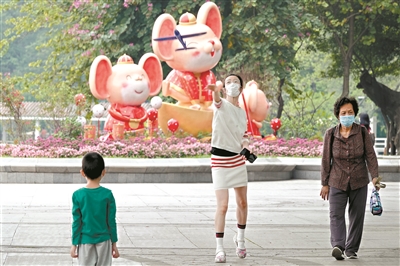 3月23日，流花湖公園，市民戴著口罩在公園內(nèi)游玩。