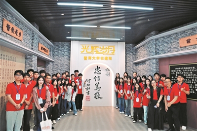 廣州大中小學師生收看閱兵直播 紛紛表示將把“愛國情”化為“報國行”