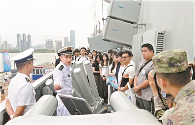 港澳青少年遇“艦”軍營