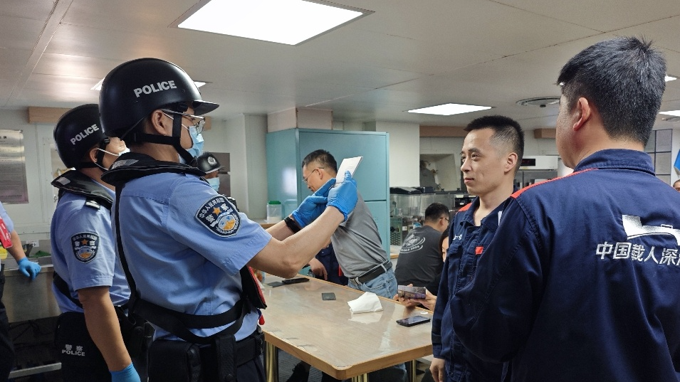 南沙邊檢助力深海科考 高效保障“探索一號(hào)”科考船返航